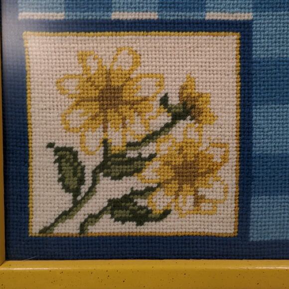 Vintage daisy crossstitch with blue buffalo check signature in yellow frame - Picture 3 of 4